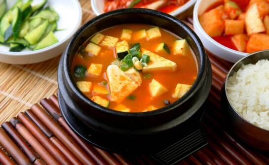 Koreańska pasta sojowa fermentowana — smak, konsystencja i zastosowanie w domowych daniach