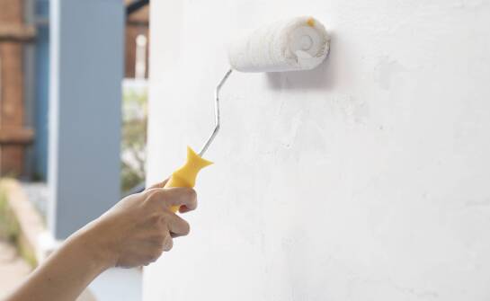 Jak dobrać farbę na ocieploną elewację, żeby ograniczyć wilgoć i naloty biologiczne