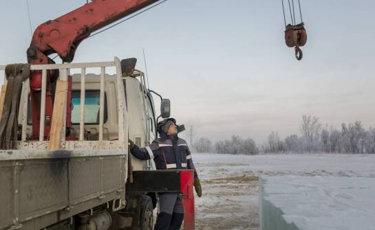Dlaczego zimowe cykle zamarzania i mycia najbardziej obnażają słabe punkty zabudowy w transporcie budowlanym