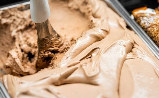 Dlaczego gelato po wyjęciu z zamrażarki traci kremowość i jak temu zapobiec w domu