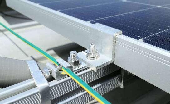 Dlaczego elementy montażowe decydują o trwałości instalacji PV na dachu i gruncie