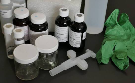 Sklep chemiczny dla laboratoriów: jakie działy asortymentu zdradzają jego specjalizację