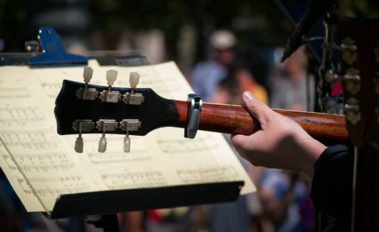 Dlaczego pierwsza gitara do lekcji musi pasować do wieku, dłoni i sposobu nauki