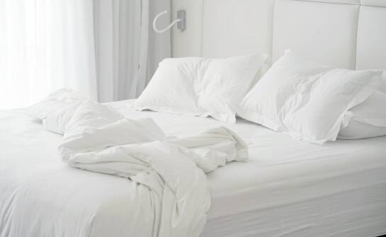 Jakie parametry kołdry puchowej liczą się przy zakupie dla hotelu i pensjonatu
