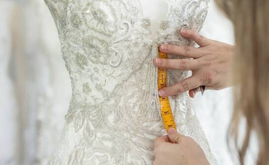 Jakie modyfikacje sukni ślubnej najbardziej zmieniają jej wygląd i wygodę noszenia?