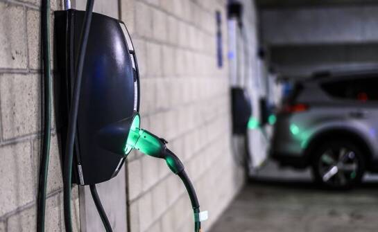 Garaż podziemny w biurowcu lub magazynie — co sprawdzić przed montażem ładowarek dla aut elektrycznych