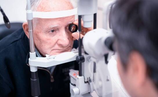 Gdy zaćma odbiera samodzielność seniorowi — od pierwszych ograniczeń do leczenia operacyjnego