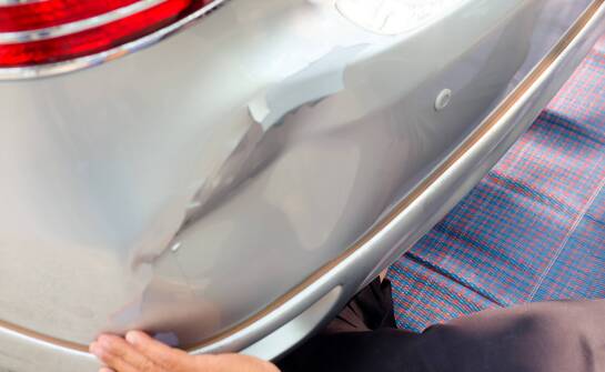 Jak rodzaj plastiku w zderzaku wpływa na wybór metody naprawy po kolizji