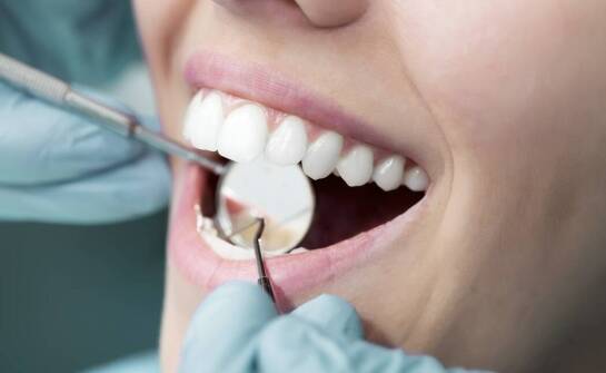 Kiedy ząb wymaga endodoncji i co dzieje się podczas leczenia kanałowego