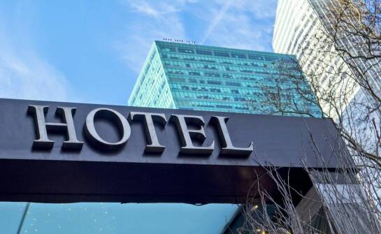 Jak pylony i totemy porządkują orientację przy hotelach, galeriach i salonach