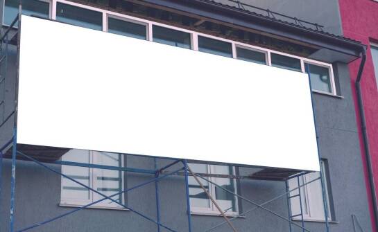 Jak producent dużych tablic reklamowych zamienia brief w projekt gotowy do montażu