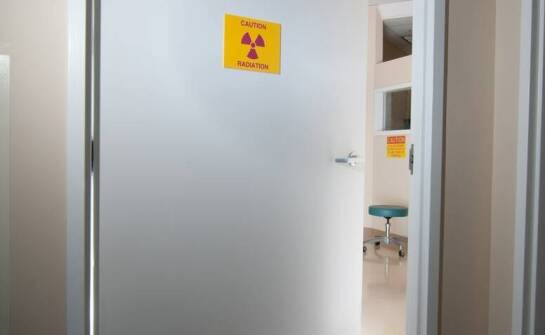 Jakie wymagania muszą spełniać drzwi jako element osłony radiologicznej w gabinecie RTG