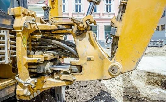 Jak kolejność napawania, wytaczania i tulejowania przywraca geometrię przegubów koparek i ładowarek