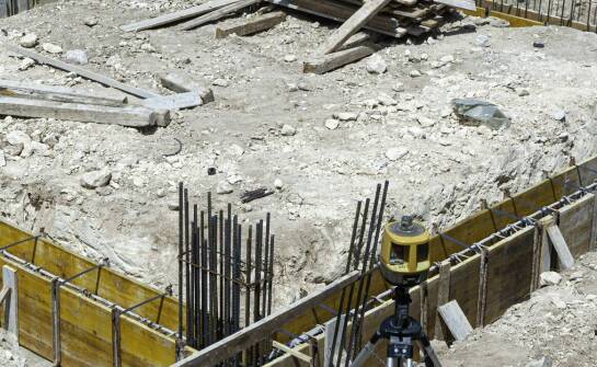Stacjonarny nadzór geotechniczny, gdy warunki wykopu zaczynają odbiegać od założeń projektu