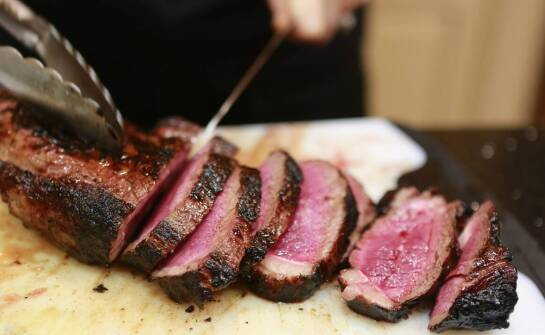 Jak kroić porterhouse po obróbce, by polędwica i rostbef zachowały strukturę