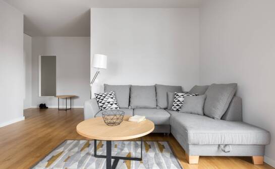 Sofa modułowa czy narożnik relax — który układ mniej obciąża mały salon w bloku