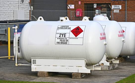 Zbiornik LPG przy domu jednorodzinnym — kiedy formalności i teren działki decydują o sensie inwestycji