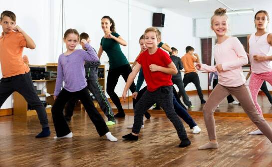 Jak zbudowane jest szkolenie online z choreoterapii i muzykoterapii w pracy z dziećmi