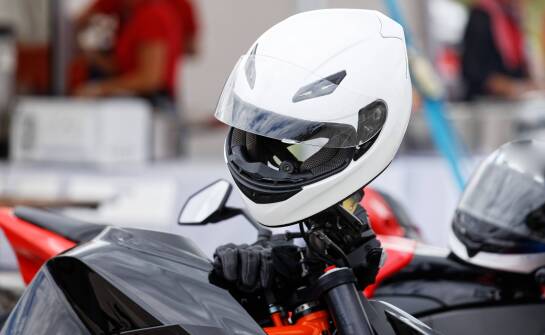 Jak ocenić kask żużlowy, gdy liczą się nowe wymagania i gogle