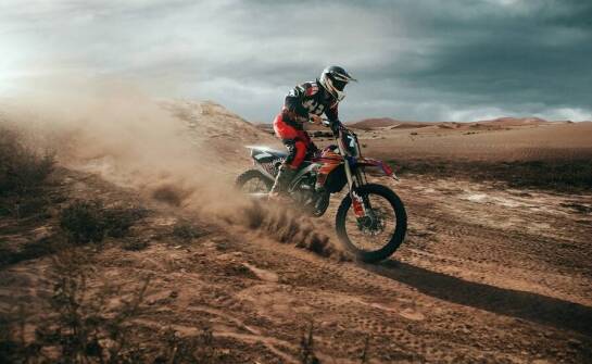 Jak warstwa bazowa wpływa na komfort podczas długich jazd motocross i enduro