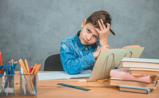 Szkolne trudności emocjonalne dziecka — kiedy potrzebna jest konsultacja psychologiczna