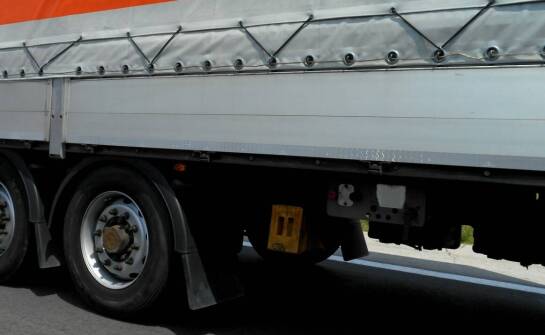 Jak oklejanie ciężarówek i plandek wpływa na trwałość grafiki w transporcie