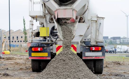 Kiedy transport betonowozem porządkuje dostawy betonu na małej budowie