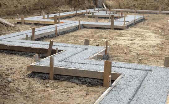 Od czego zależy dobór klasy betonu przy fundamentach i wylewkach na działkach w Zgierzu