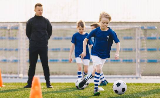 Jak rozwijać koordynację dziecka przed startem w piłce nożnej i innych sportach zespołowych