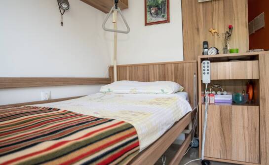 Łóżko rehabilitacyjne w domu — kiedy wynajem ma sens i co naprawdę wpływa na komfort opieki