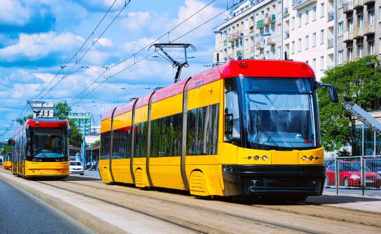 Dlaczego pantograf tramwajowy zużywa się nierównomiernie i co to zmienia w eksploatacji
