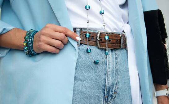 Biżuteria i apaszki do jeansów damskich, które ożywiają codzienny denim bez efektu przesady