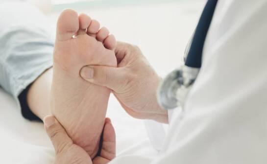 Pierwsze sygnały nieprawidłowego ustawienia stóp u dziecka, zanim pojawi się problem z chodzeniem