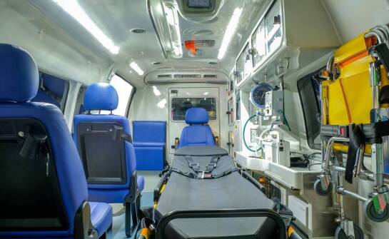Kiedy przewóz chorego wymaga opieki medycznej, a kiedy wystarczy zwykły transport sanitarny