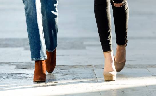 Jak dobrać buty do jeansów skinny i prostych nogawek, gdy ważna jest linia kostki
