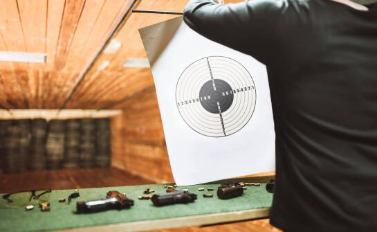 Sprężynowy USP w airsofcie — kiedy prosta replika ma sens na początek