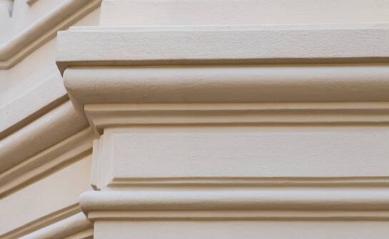 Dlaczego dekoracyjne profile elewacyjne pękają po montażu — od podłoża po dylatacje