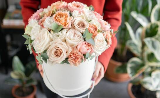 Flower box czy bukiet — który format lepiej znosi transport i dłużej wygląda świeżo