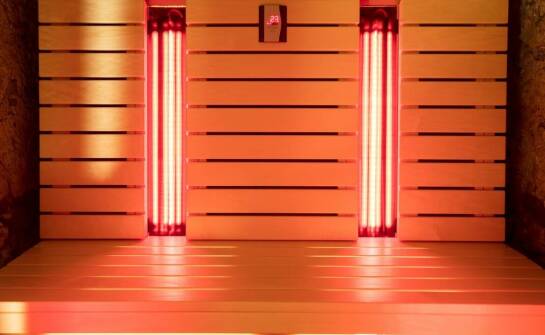 Sauna infrared z koloroterapią — jak rozgrzanie ciała wpływa na napięcie i krążenie po dniu w mieście