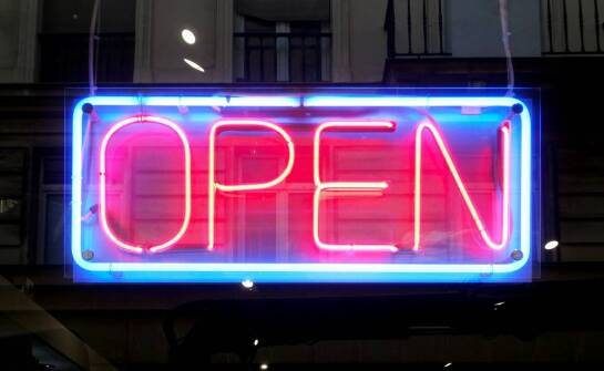 Jak zaplanować neon szklany, by działał jako czytelny znak lokalu w miejskiej witrynie