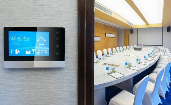 Jak AVoIP, AI i energooszczędne rozwiązania zmieniają systemy AV w hotelach