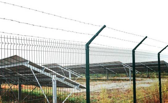Nietypowe konstrukcje zewnętrzne PV — kiedy układ pionowy przy ogrodzeniu wymaga osobnego projektu