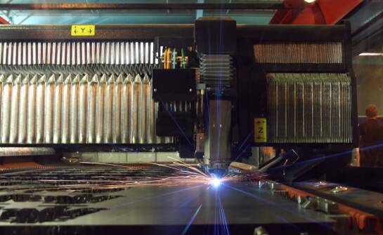 Kiedy frezarka CNC nie jest potrzebna, a laser lepiej obsłuży stalowe i aluminiowe detale