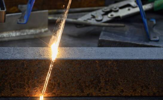 Kiedy czyszczenie laserowe jest zasadne zamiast piaskowania przy metalach i detalach precyzyjnych