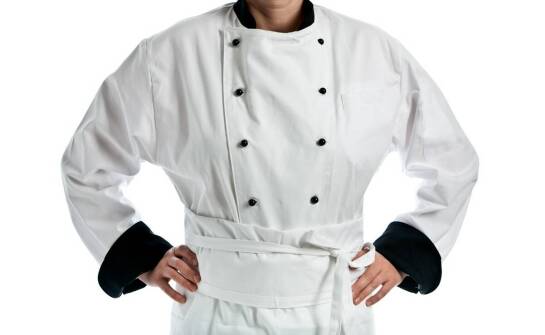 Krótszy fason spodni w gastronomii i hotelarstwie: higiena, swoboda ruchu i łatwiejsza zmiana odzieży