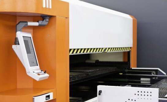 Kiedy metalowe napisy stają się częścią oznakowania produktu, a nie dekoracją