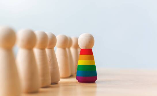 Jak utrata dochodu po dyskryminacji osób LGBT może doprowadzić do niewypłacalności i upadłości konsumenckiej
