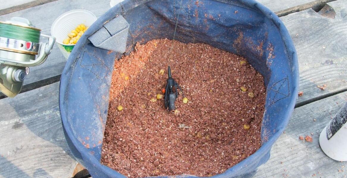 Pellet 2 mm w method feeder — jak namoczenie zmienia tempo pracy zanęty