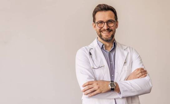 Jak zweryfikować kwalifikacje osoby wykonującej zabieg medycyny estetycznej przed pierwszą wizytą