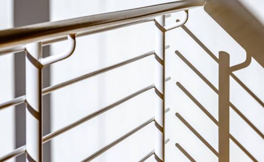 Przemysłowe prace ślusarskie jako zaplecze produkcji balustrad, ogrodzeń i schodów